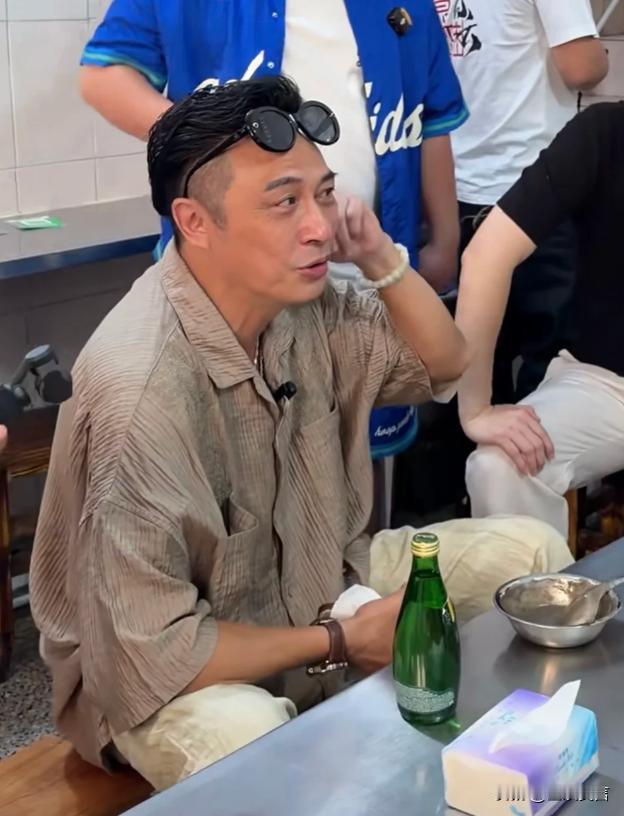 吴镇宇逛柳州早市！褪去明星光环，蹲路边吃血肠毫无明星包袱