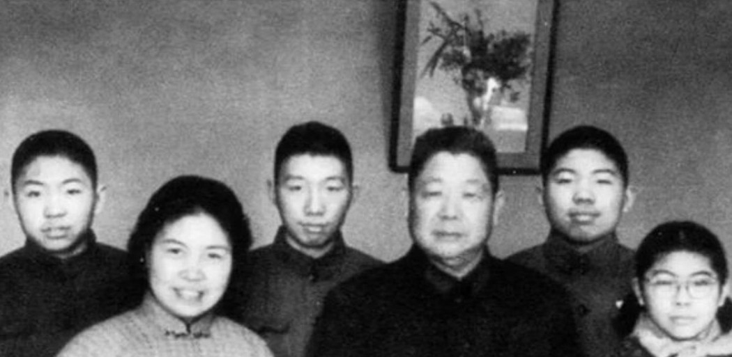 1982年4月，原北京军区司令陈锡联上将的二儿子外出执行任务，因公不幸牺牲。组织