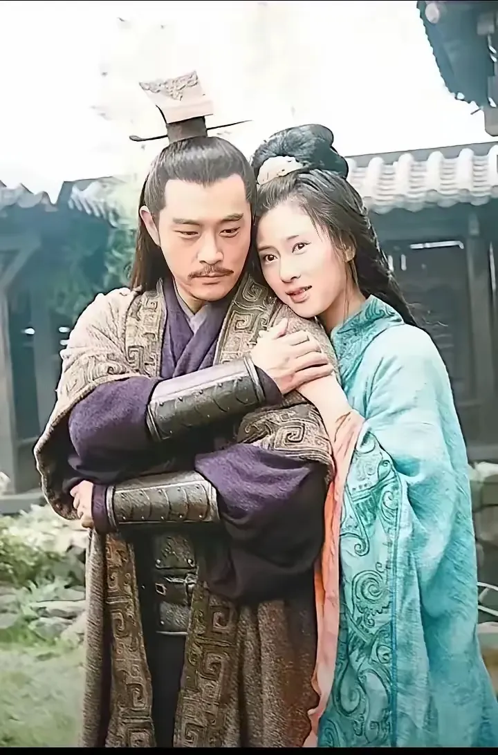 公元210年，周瑜病逝，孙权到周家奔丧。孙权对守寡的小乔说：“给我做媳妇吧！”小