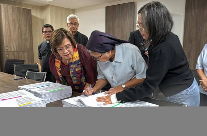 马科斯周二面临众议院弹劾投票。据路透社报道菲律宾众议院定于周二就是否弹劾总统马科