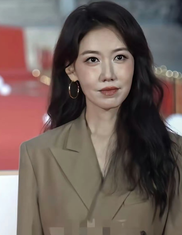 高露现在怎么这样了？感觉脸型都和以前不一样了，是不是减肥太狠了？胶原蛋白一流失，