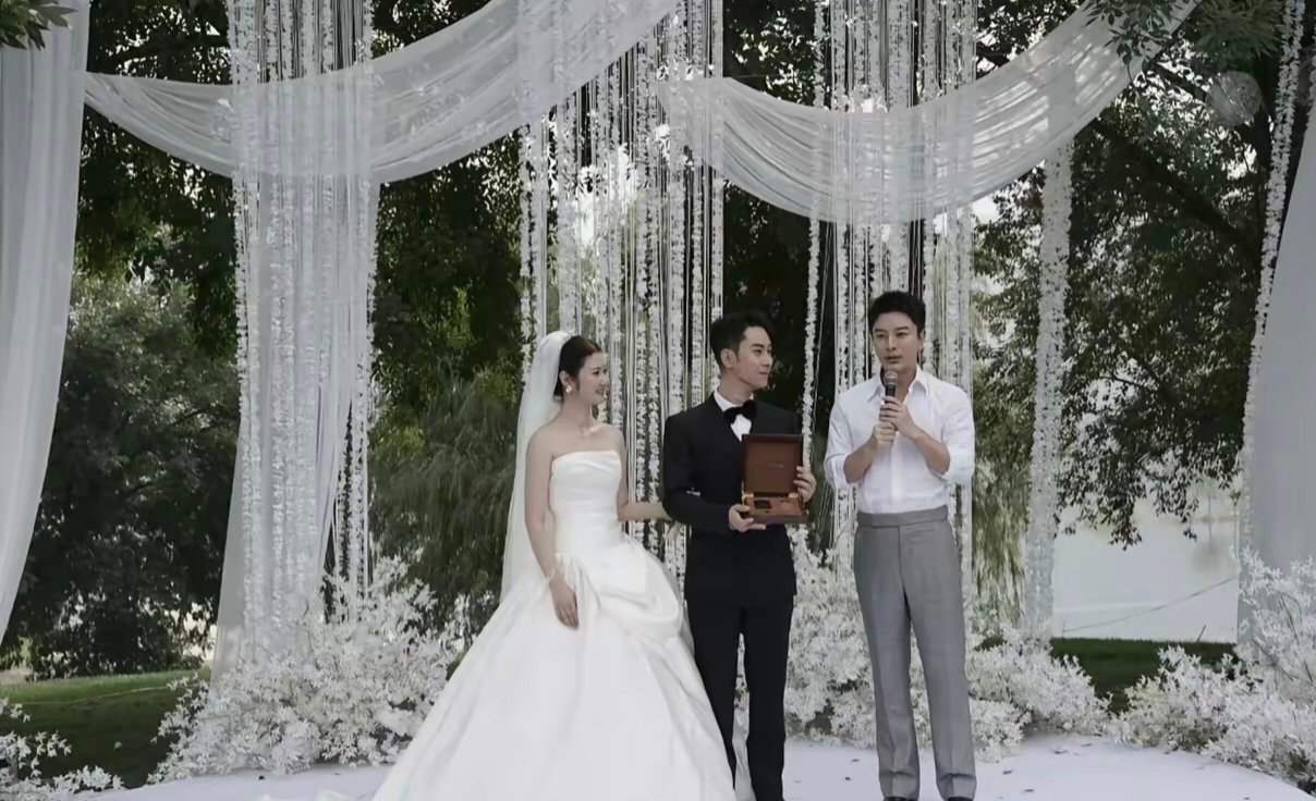 贾乃亮太豪横了，陪他打拼十年的经纪人结婚，直接送了一辆价值百万的豪车，并且亲自担