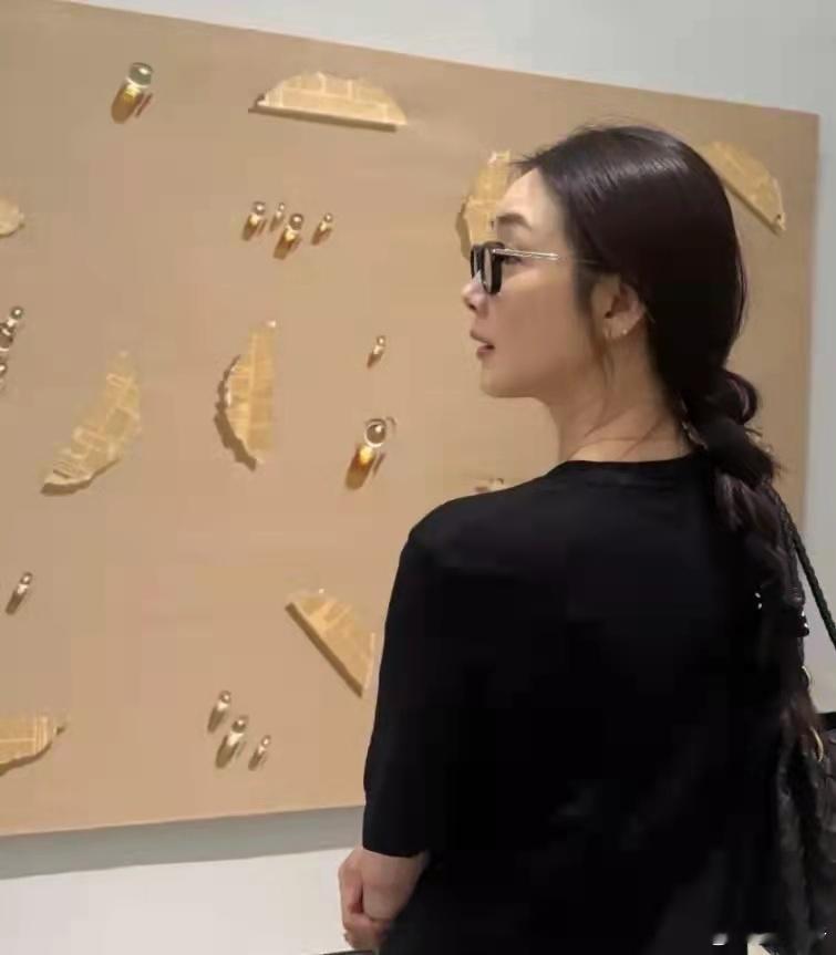 崔智友晒最新照片：黑衣麻花辫造型好文艺，侧颜照秀天鹅颈！​​​