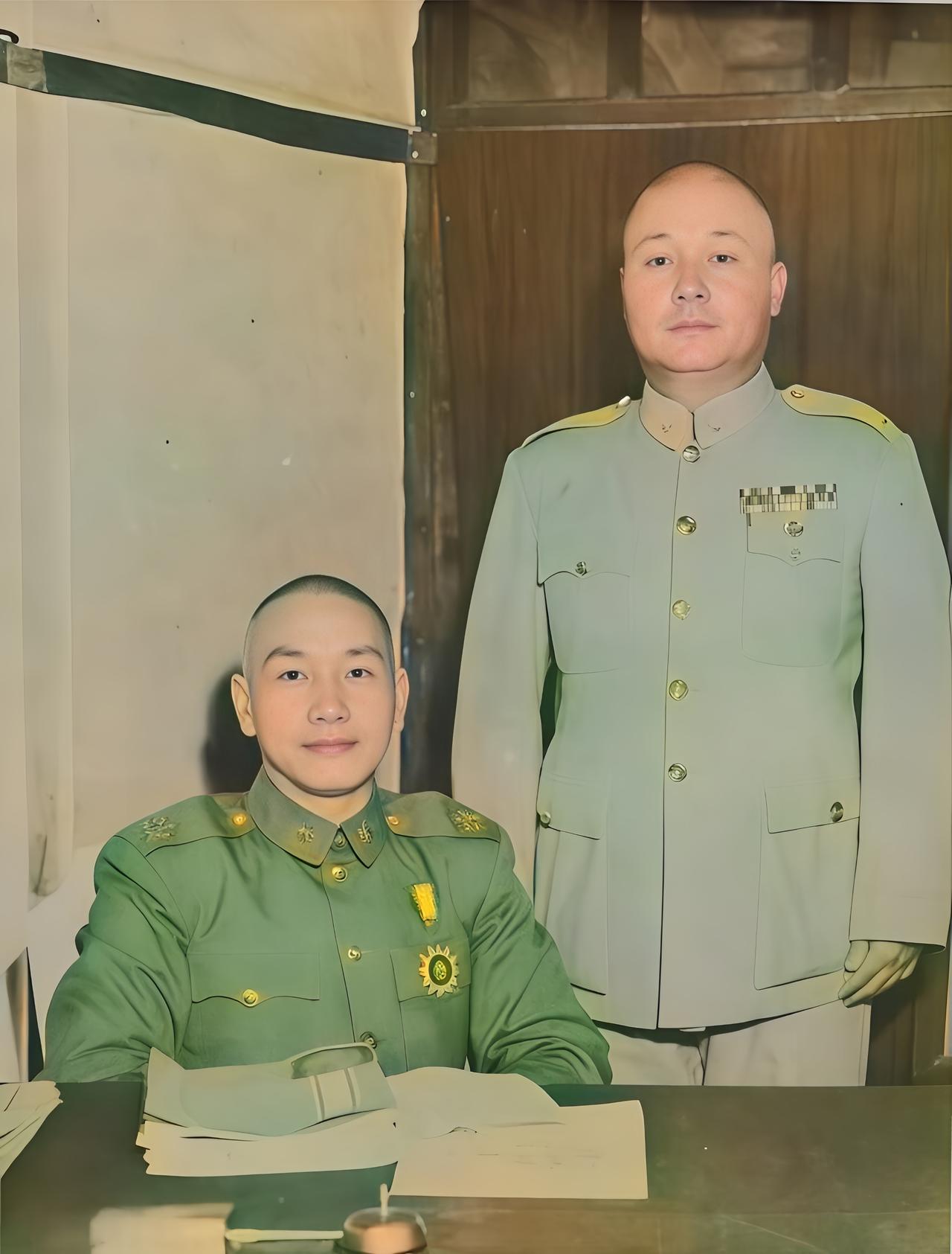 这是蒋中正与爱将兼学生刘玉章。按照学生、下级与蒋中正拍照的老传统，刘玉章要恭恭敬