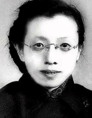 1949年4月23日，一位妇女搭乘解放军的车进城了，往日的邻居见状大惊