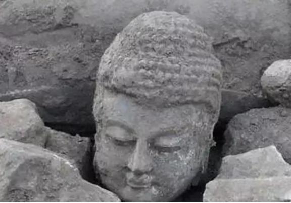 你知道唐武宗为啥灭佛不？公元845年，唐军打仗没钱了，跑去找西明寺借了10万贯。