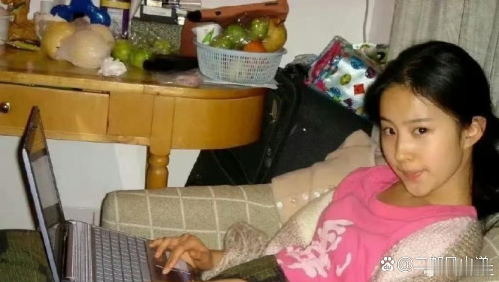 刘亦菲二十年前就有笔记本电脑和迪奥裙子，从小就是公主，家庭条件不是一般的好啊