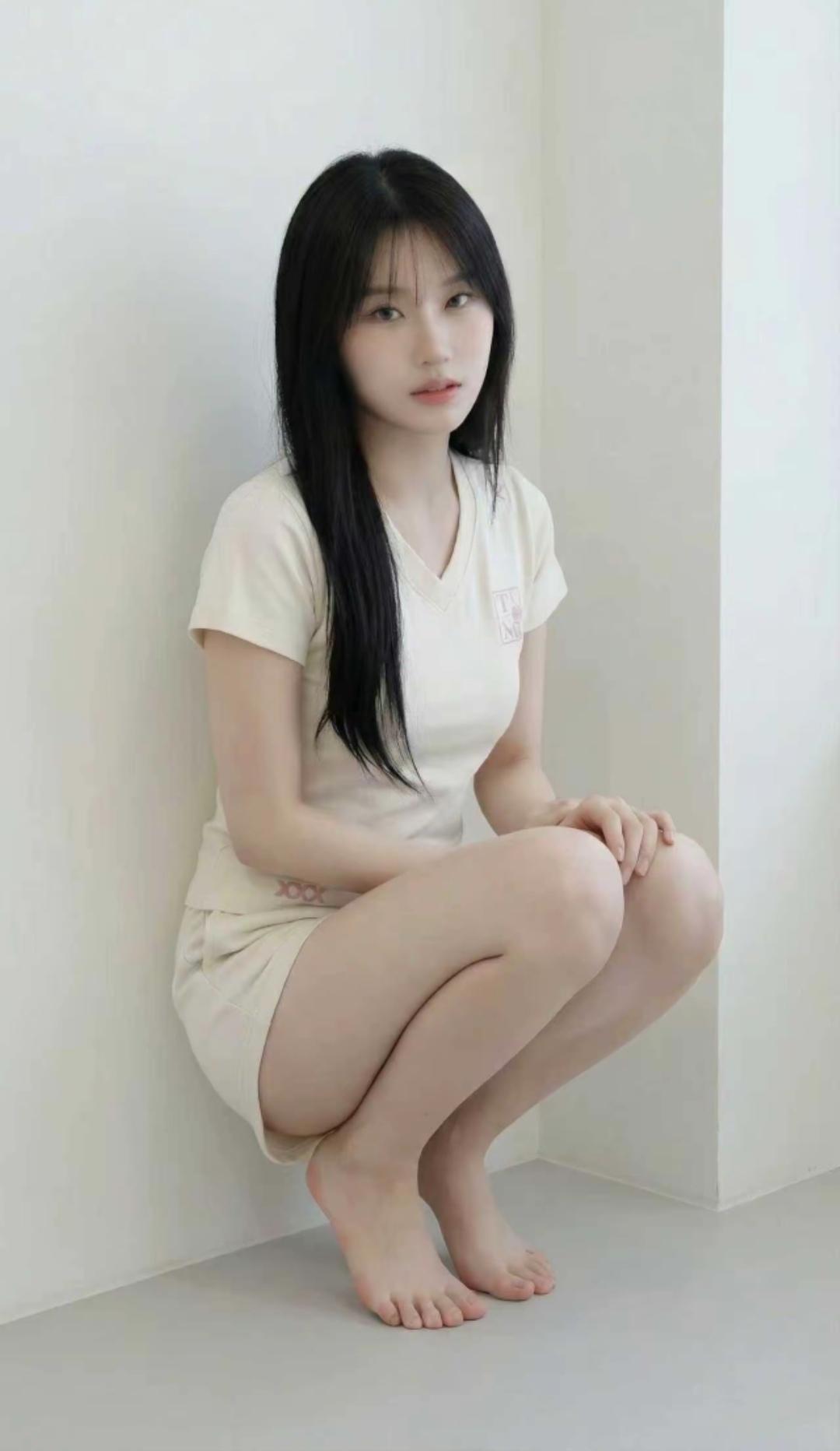 少女在墙角沉思，纯白背景，静谧氛围