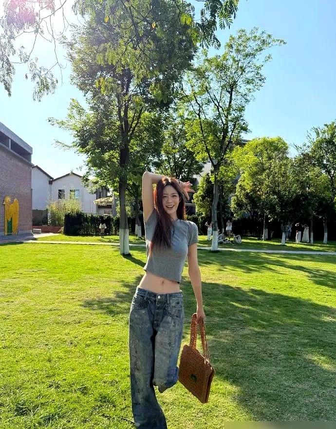 别再被“松弛感”穿搭骗了。镜头前，沈梦辰一件灰色T恤800，一条做旧阔腿裤上