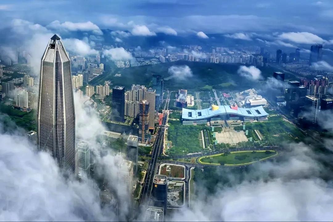 看了这么多深圳CBD的图片，我被第一张图片给震撼了（图片源自幸福福田）。这张视角