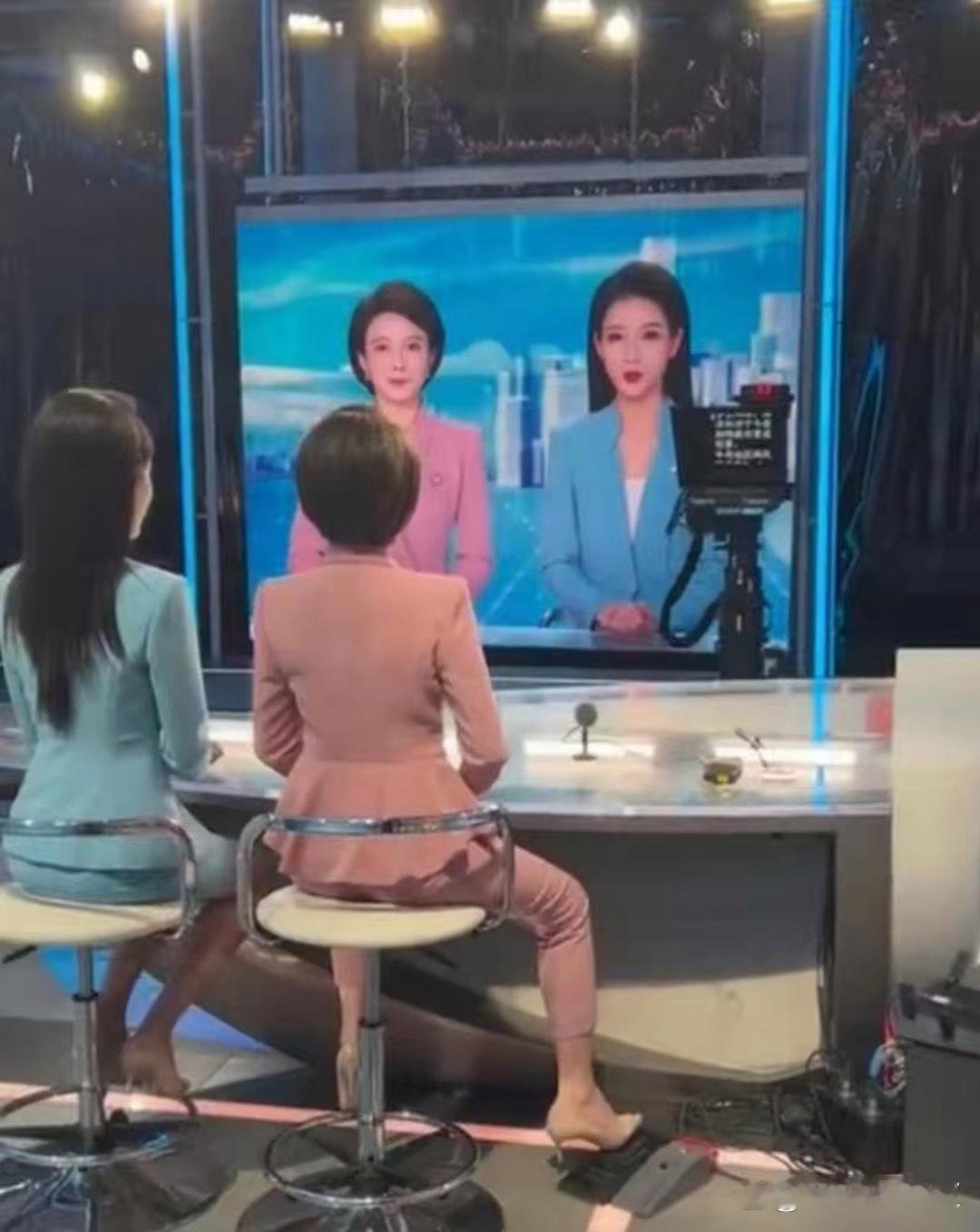 原来主持人是这样翻提词器的