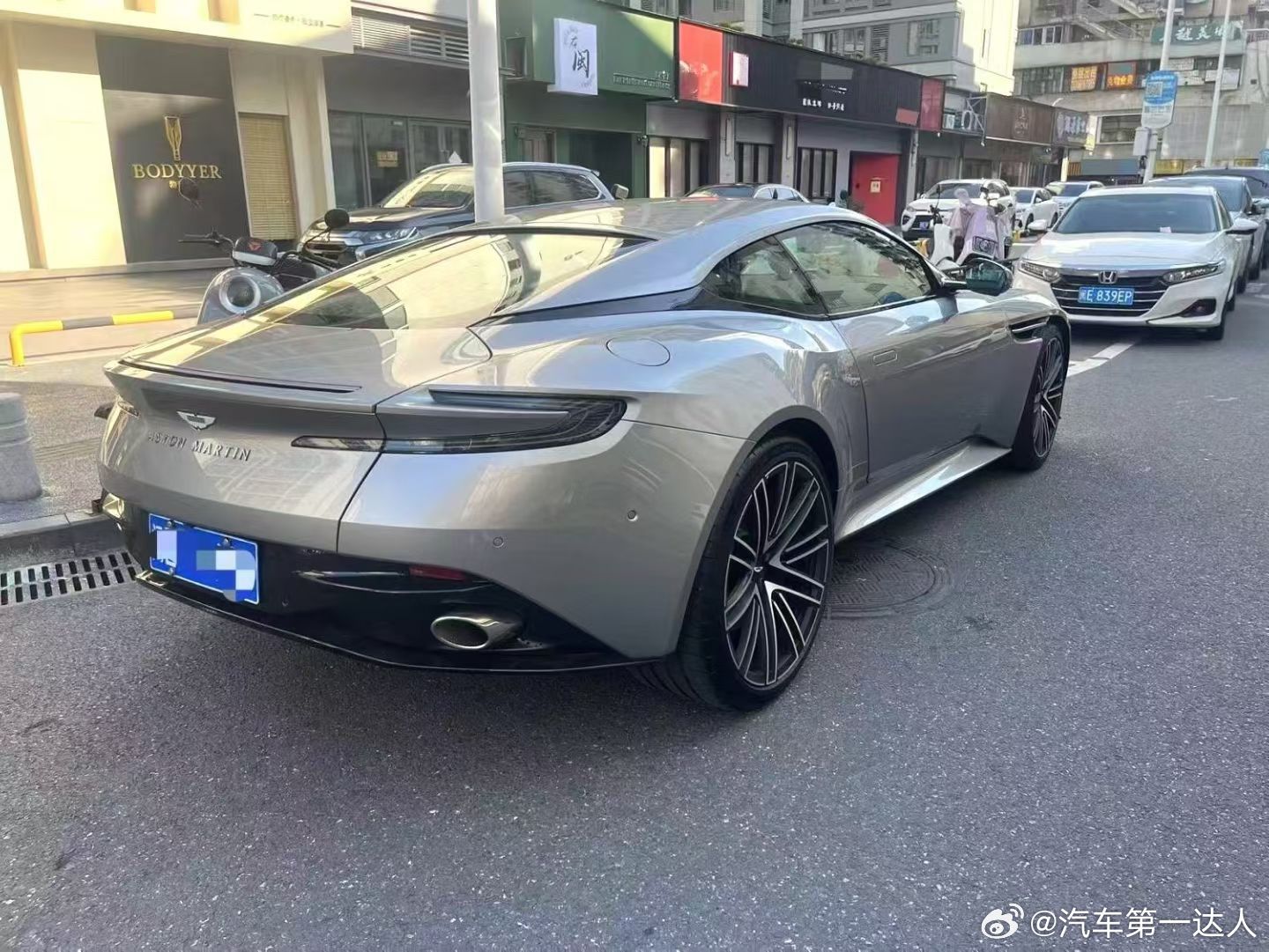 阿斯顿马丁DB12，2025款DB124.0T，高定版配色