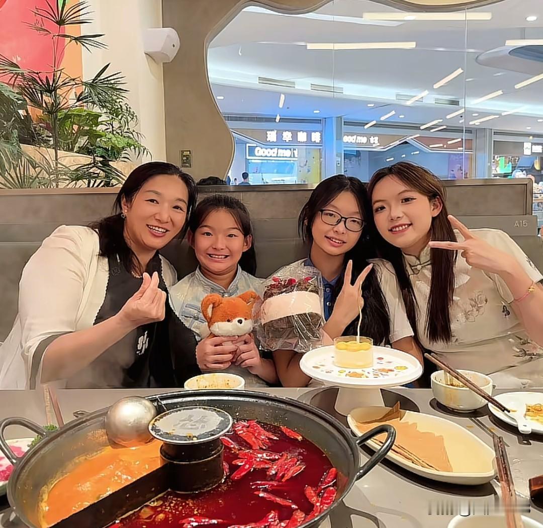 许建华终于和二女儿露面了。当时谢浩楠的二妹中考的时候，谢岳更新视频，又是送花，又