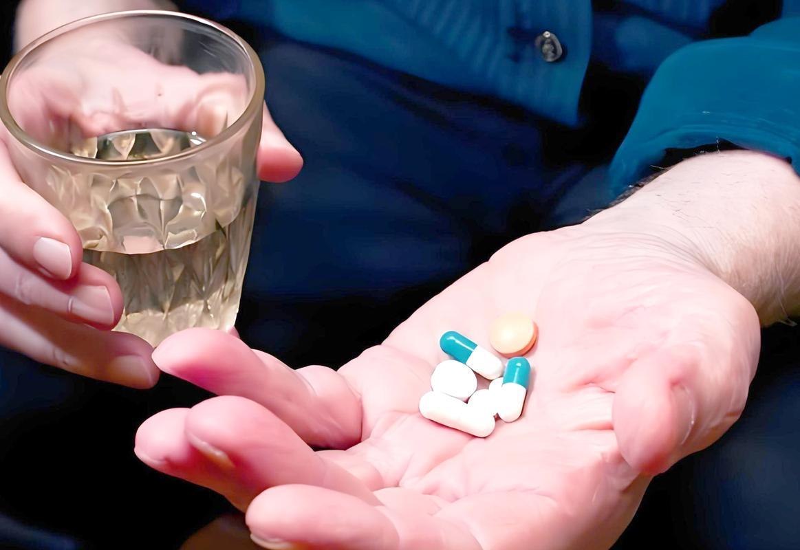 头孢配酒，说走就走！医生：除了头孢，4种药也别沾酒，转发家人有医生说得很直接