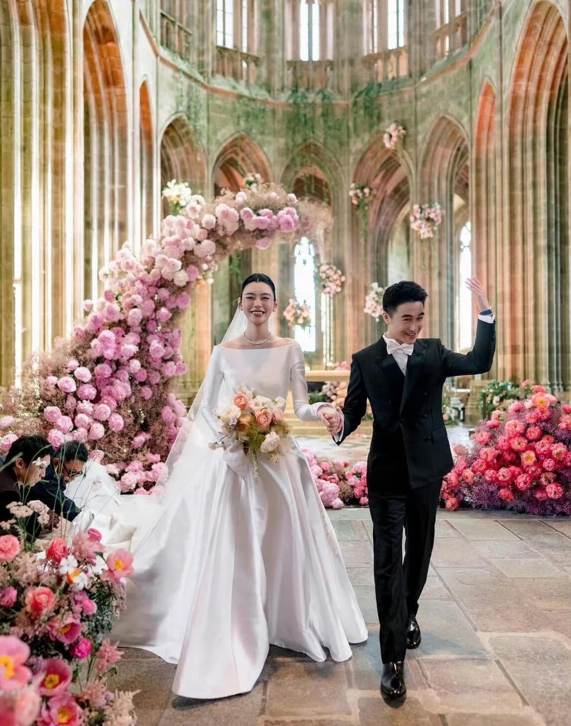 何猷君奚梦瑶婚礼嘉宾大合集，真真切切感受到了豪门继承人的权威性。一堆奢侈品和高