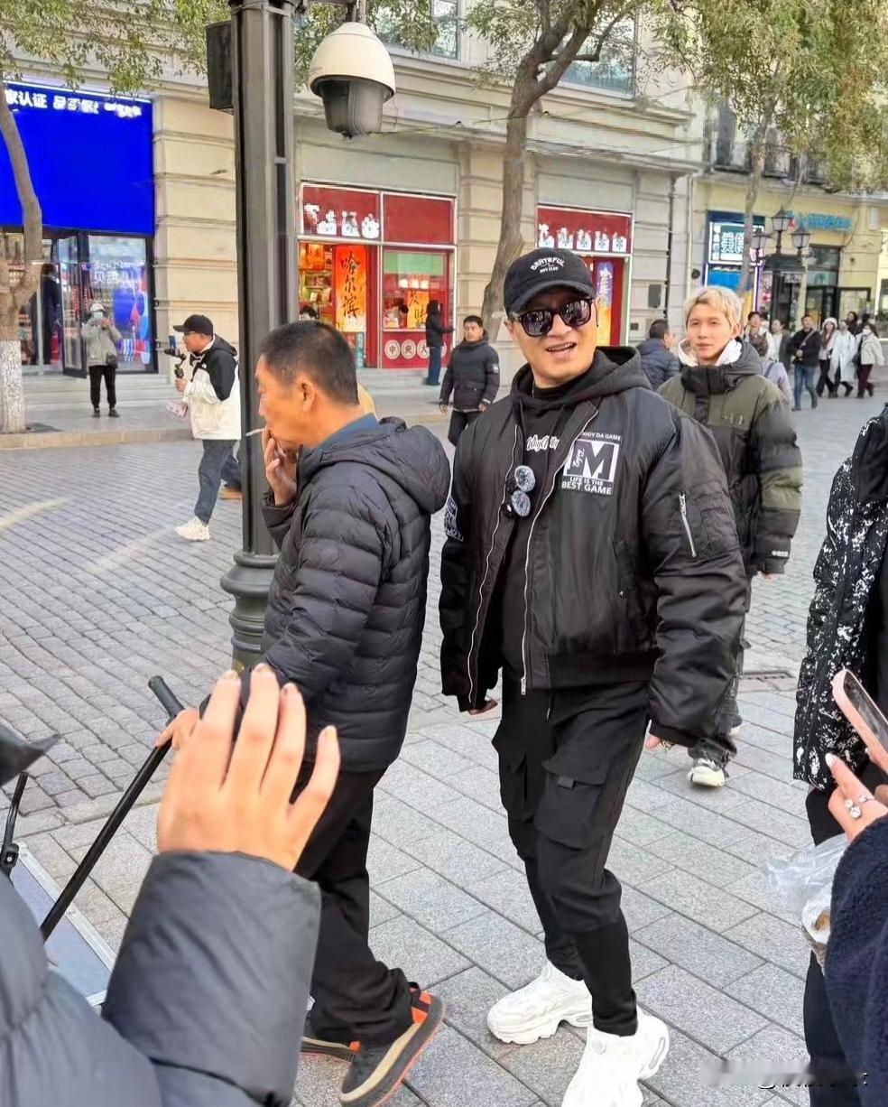 汪峰现身哈尔滨街头游玩,他穿着一身羽绒服,身材胖了好多,整个人好臃肿,个子挺矮的
