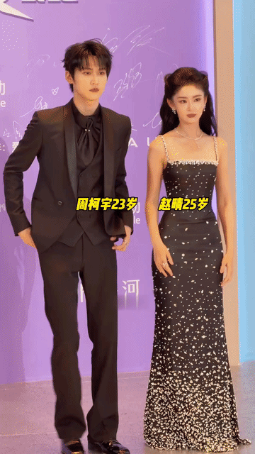 42岁陈妍希一点也不比25岁的赵晴差哪去，反而感觉周柯宇跟陈妍希站在一起更搭，穿