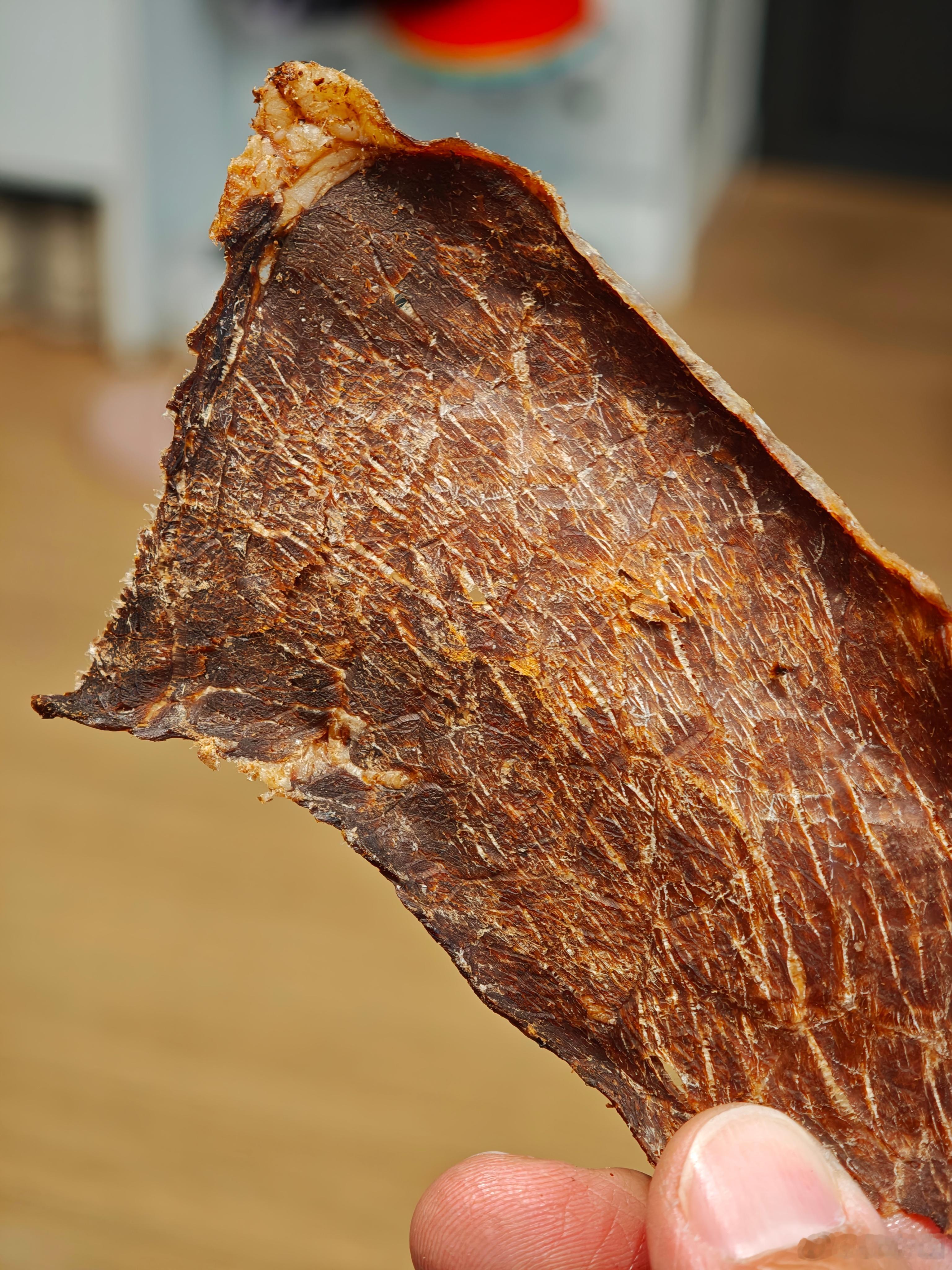 我超喜欢吃风干牛肉，之前去呼和浩特出差，找到了一家当地比较有名的风干牛肉店，现在