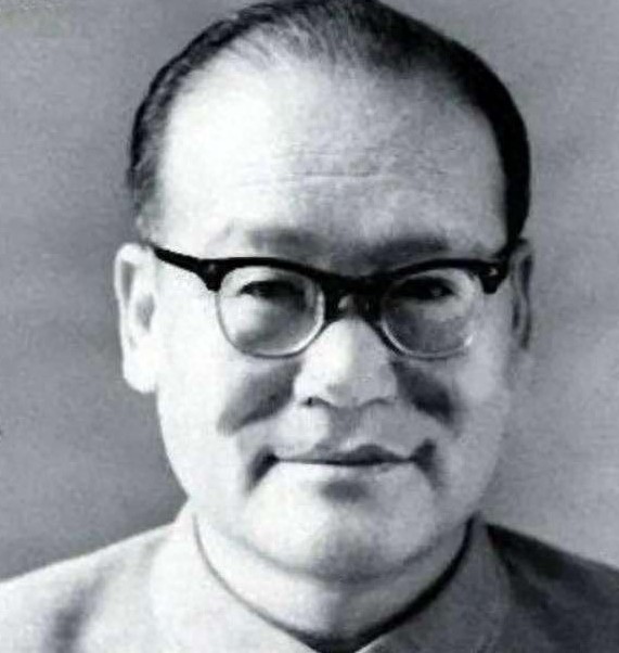 1980年，辞职批准后，纪登奎搬了一次家。没有想到，搬到新家后，纪登奎在看电视时