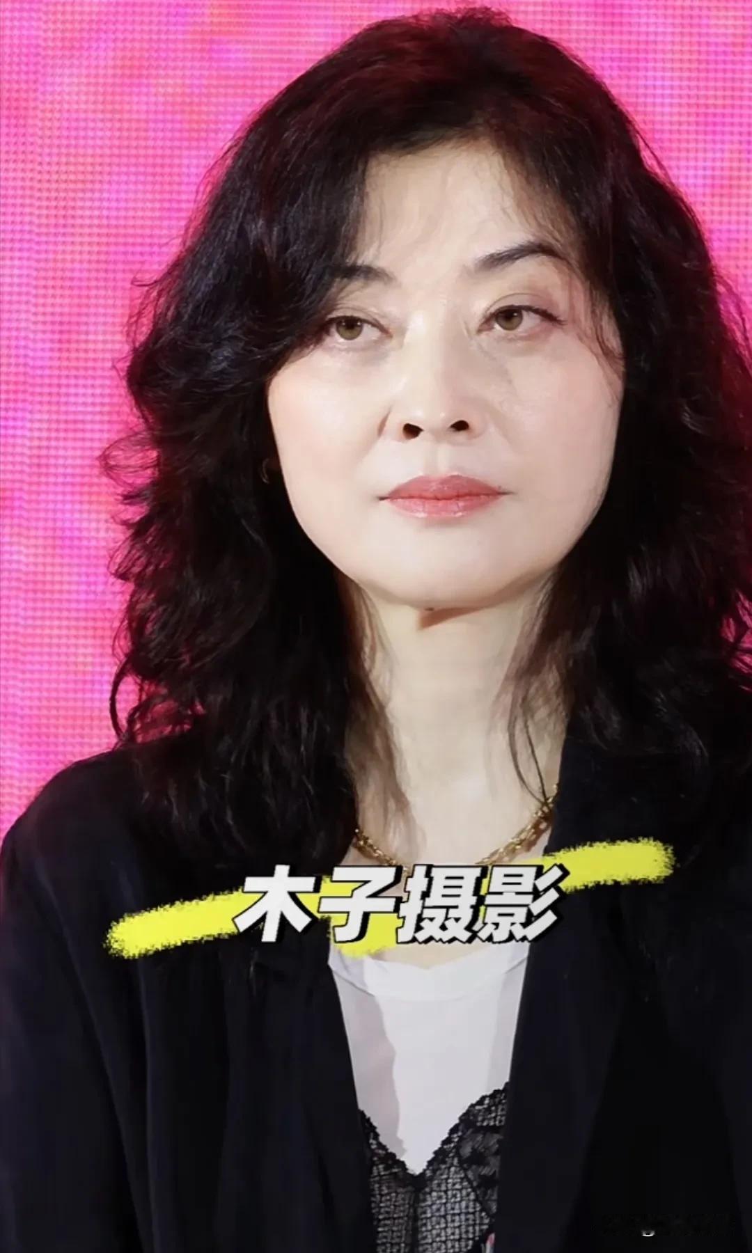 50岁的梅婷，这是断崖式衰老啊！梅婷现身海南，参加活动，现场照让人吓一跳，都不