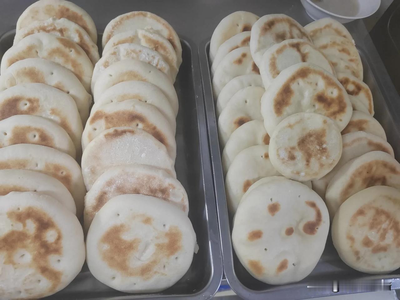 吃过午饭，躺在床上，怎么也不睡不着，寻思着下午吃什么呢？羊肉已经煮上了，再配上两