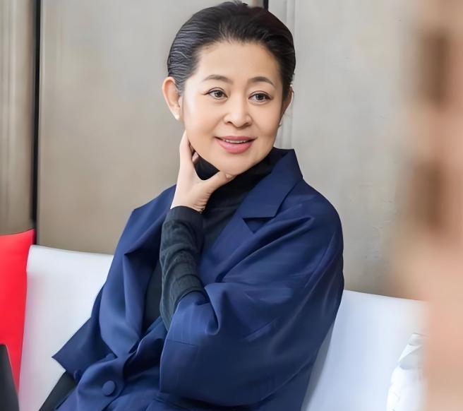 当一个你信赖了半辈子的人，突然成了骗你父母钱的帮凶。倪萍和“和也”，绑在一起整