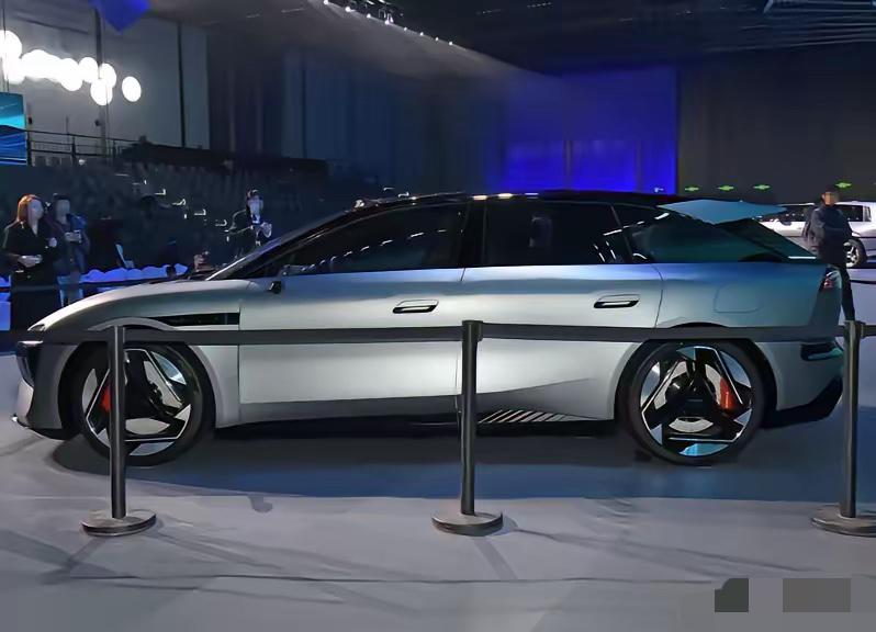 奇瑞扔出王炸，充电5分钟续航1500公里！比亚迪发布最强兆瓦闪充技术，最大充电功