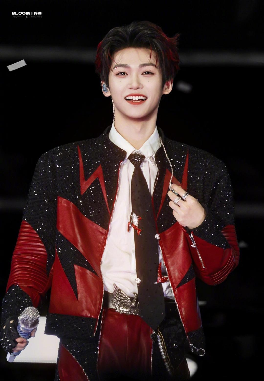 梓渝｜赣州银河左岸音乐节饭拍出图，黑红拼接钻饰皮夹克搭配挑染红发，更有酷炫眉钉点