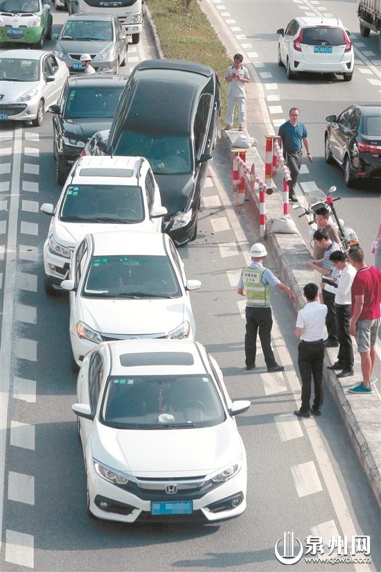 泉州市区坪山路六车追尾