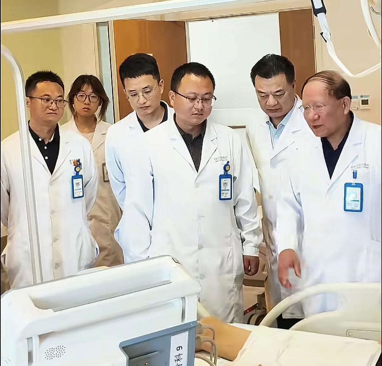我一个医生朋友，甲流期间她感染了，请不了假了嘛，她就一边上班一边输液。然后就