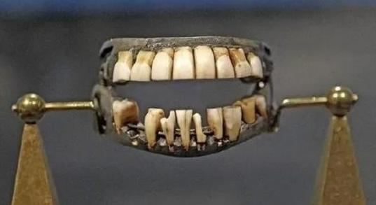 1784年，52岁的华盛顿牙齿早就已经掉光了，当时可没有所谓的假牙，于是华盛顿便