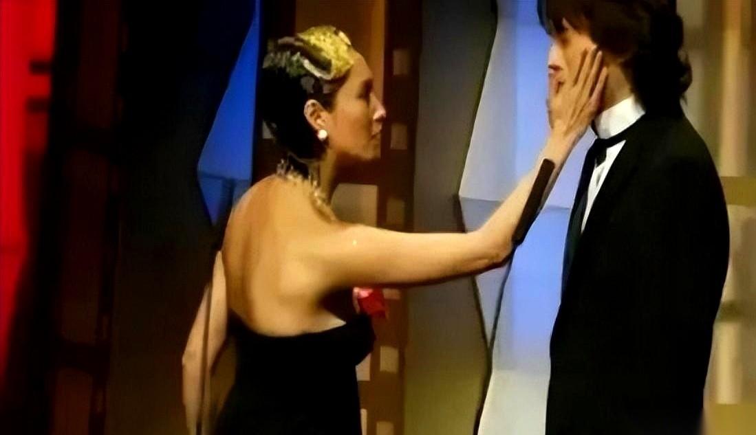 “你的朱，是不是母猪的猪啊？”话音还没落稳，“啪”的一声，比麦克风里的任何声音