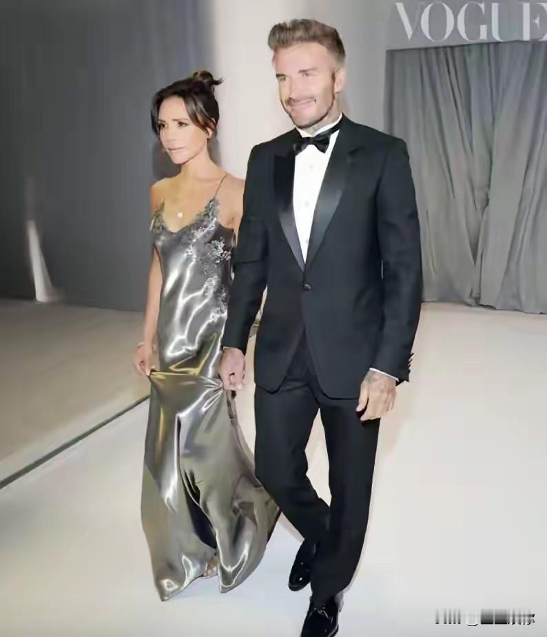 维多利亚这个年纪然后生过四个孩子还有这样的身材和颜值，她绝对是一个自我要求很严格