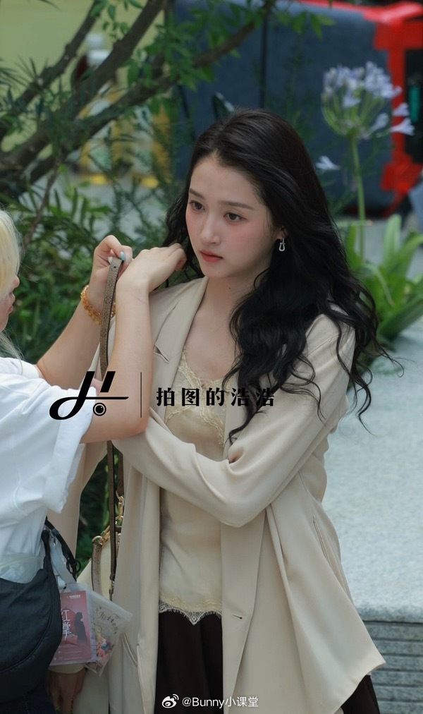 关晓彤新剧路透来了，瘦了好多，好漂亮啊
