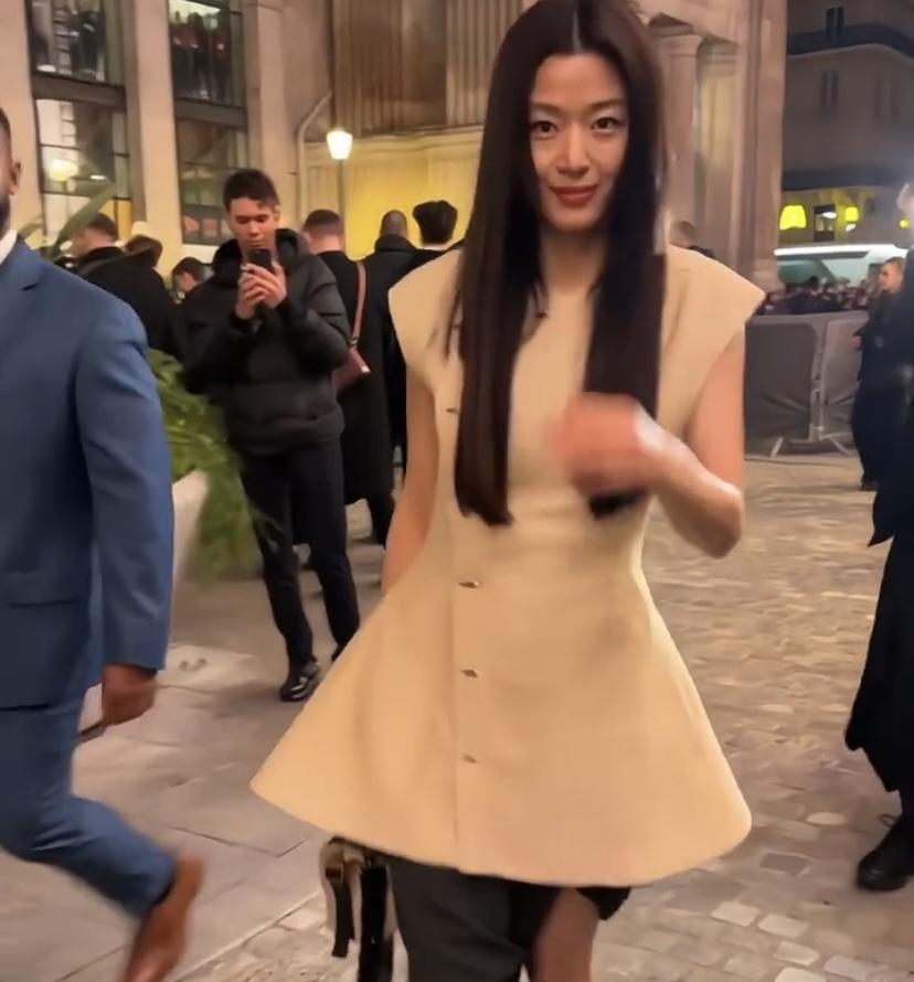 全智贤参加活动真的太漂亮了！现身韩国首尔某活动，穿杏色上衣搭百褶裙，宛如从韩剧中
