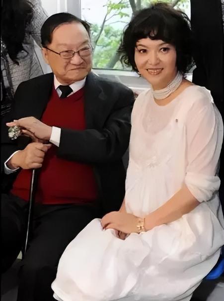 1976年，52岁的金庸娶了23岁的林乐怡，请好友蔡澜吃饭，不料蔡澜却吓得落荒而