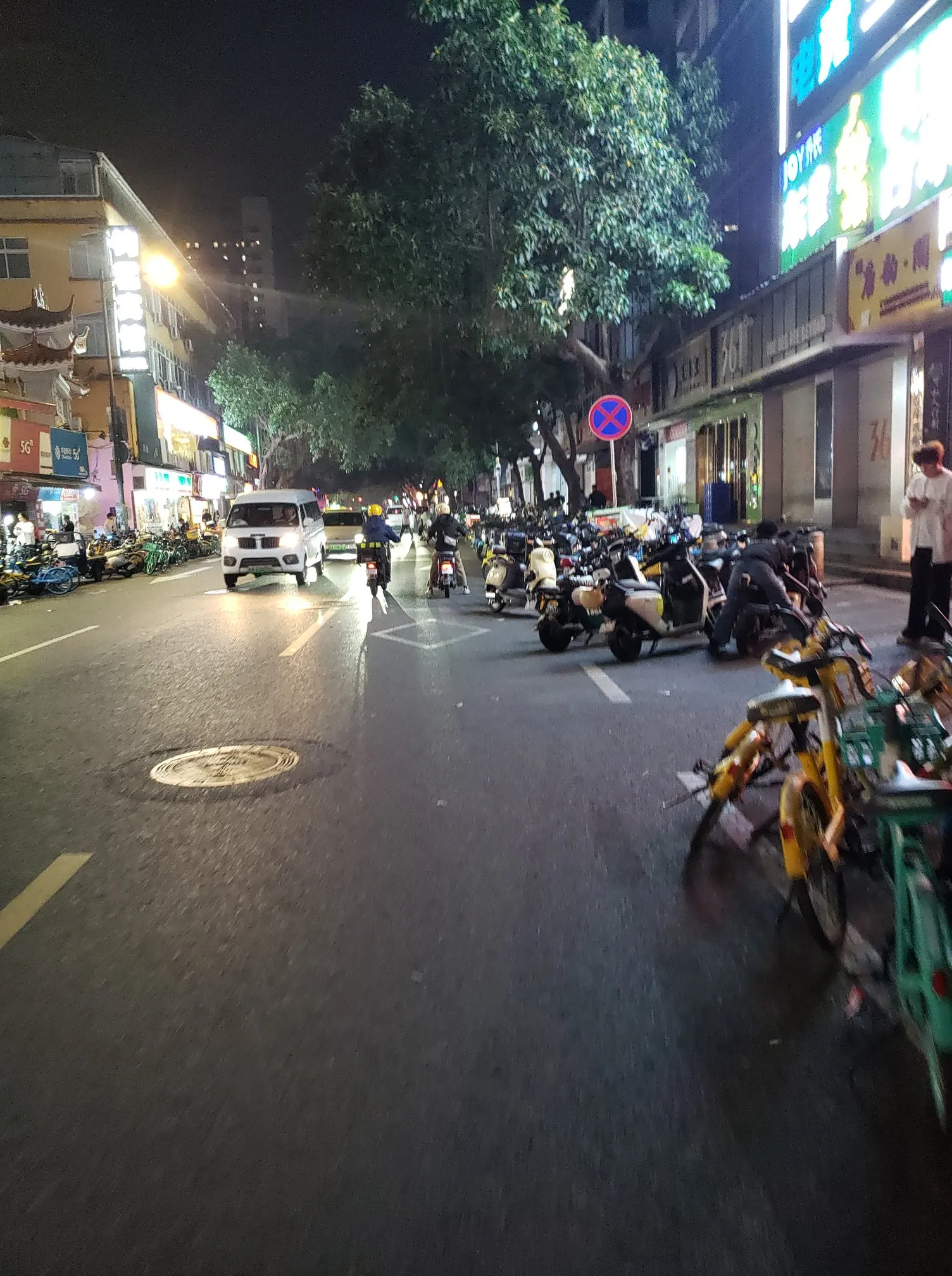 夜幕下的广州，灯火辉煌，车流如织，石牌村，这个位于市区天河中心地带的...