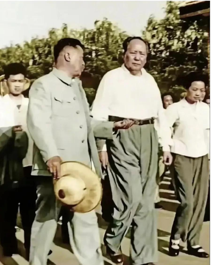 有人说，图中手拿草帽陪伟人边走边聊的是汪东兴，你觉得是他吗？汪东兴长期负责伟