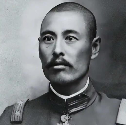 1926年10月，兵败的吴佩孚带着卫队逃到邓县，于学忠带着手下六个师长出门迎接，