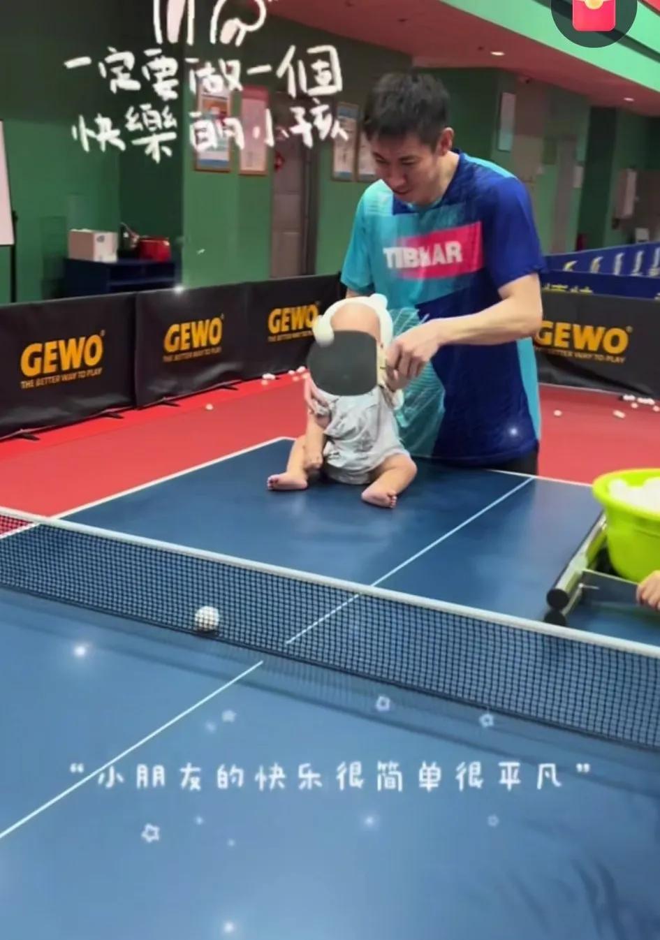 大淇也学习带孩子了。刚刚看到郑培锋更新了动态，他说：“没想到第一次带你上台打球