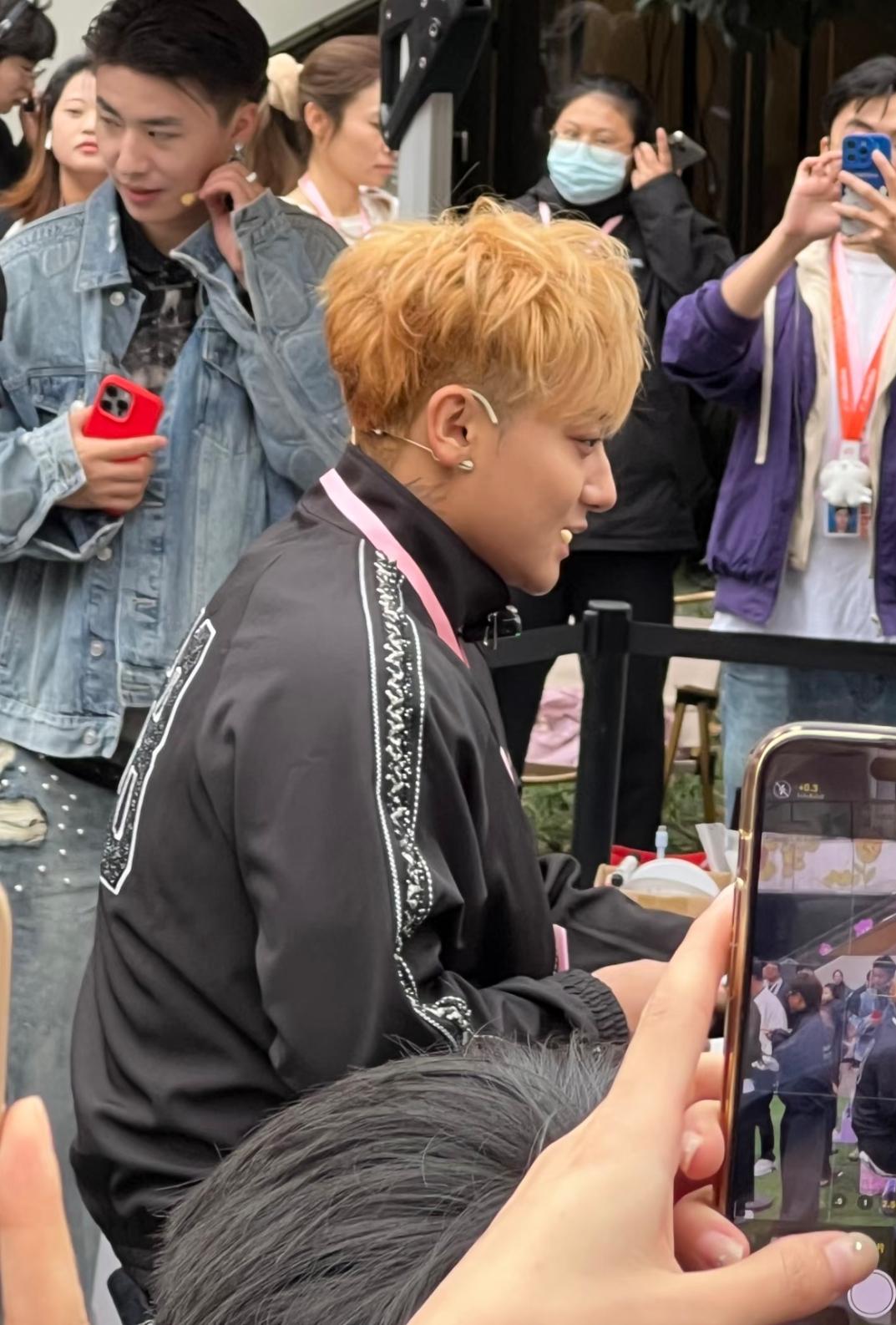 在线下活动偶遇黄子韬本人,直接被他的“接地气”焊死了好感!他顶着一头金毛炸