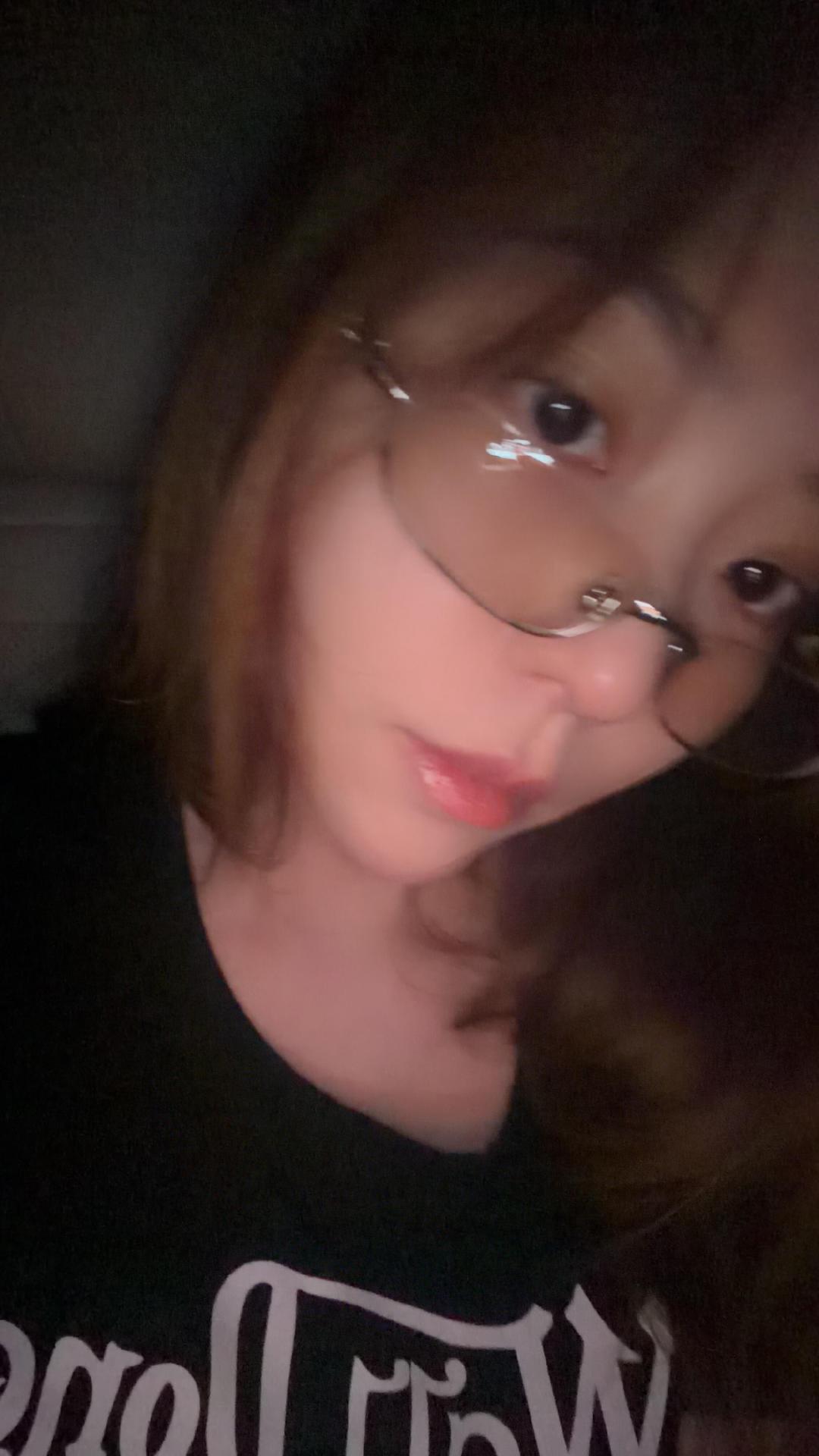 张靓颖[爱心][爱心]感觉好反差​