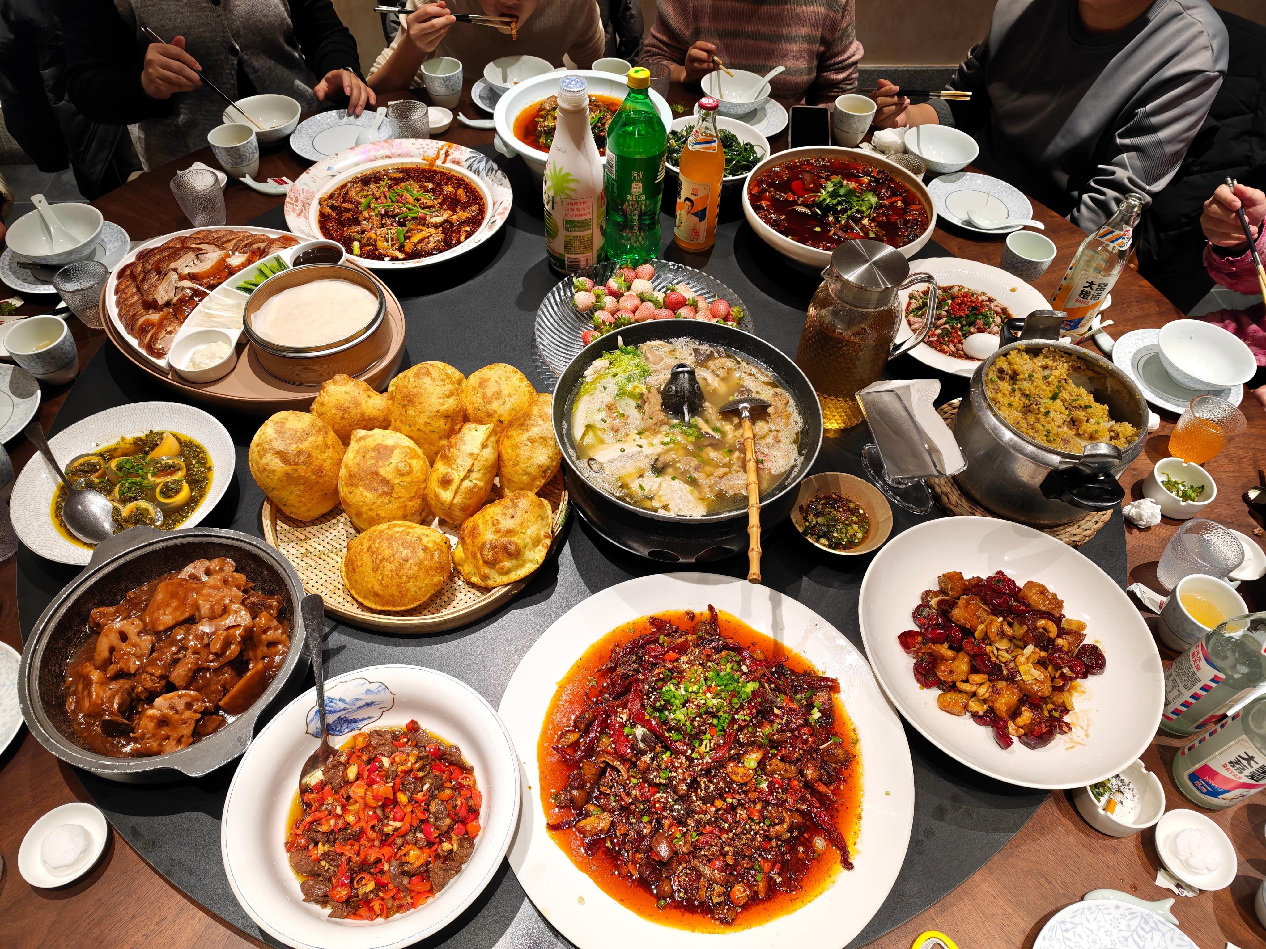 开饭了，今天请同事的家人们吃饭