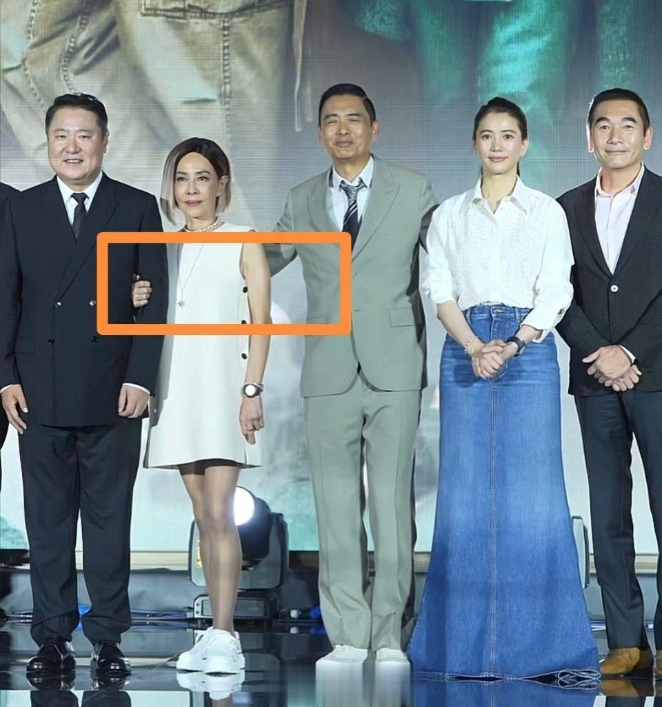 这张图片有毒，周润发全程和袁咏仪手拖手。发嫂生气吃醋了，直接上手紧紧握住于东的