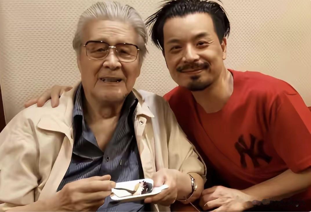 这对父子长相毫无相像之处，傅迦看着眼熟常演配角，父子俩长相半点不像，年迈的父亲第