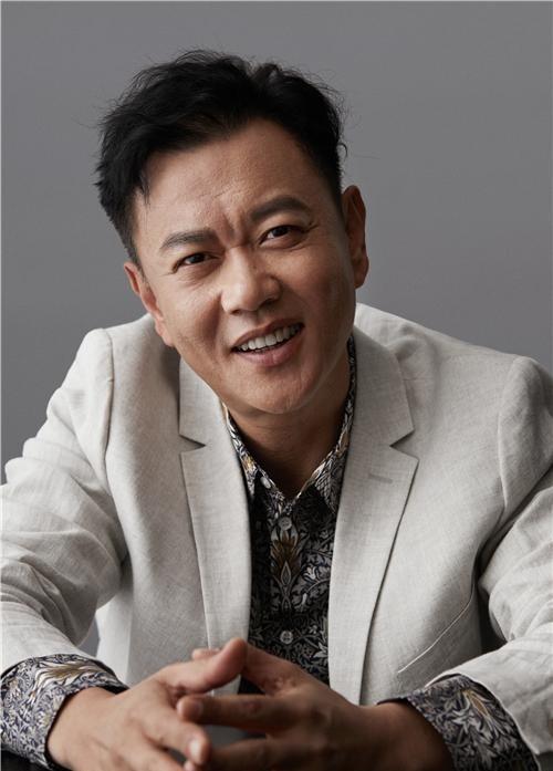 一次，冯嘉怡去一个剧组拍戏，看见导演愁的直摇头便问“怎么了？”导演说“需要在豪华