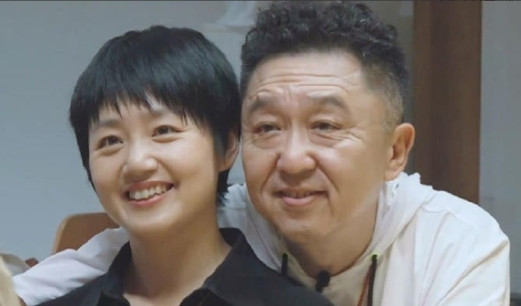 1998年，29岁、一穷二白的于谦爱上了19岁的白慧明。白父说:“我女儿不能找个