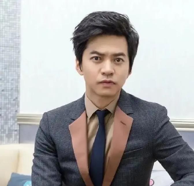 2018年《好声音》后台，谢霆锋特意滑开手机微信，主动凑过去想加个好友。谁知李健眼皮都没抬，干脆利落