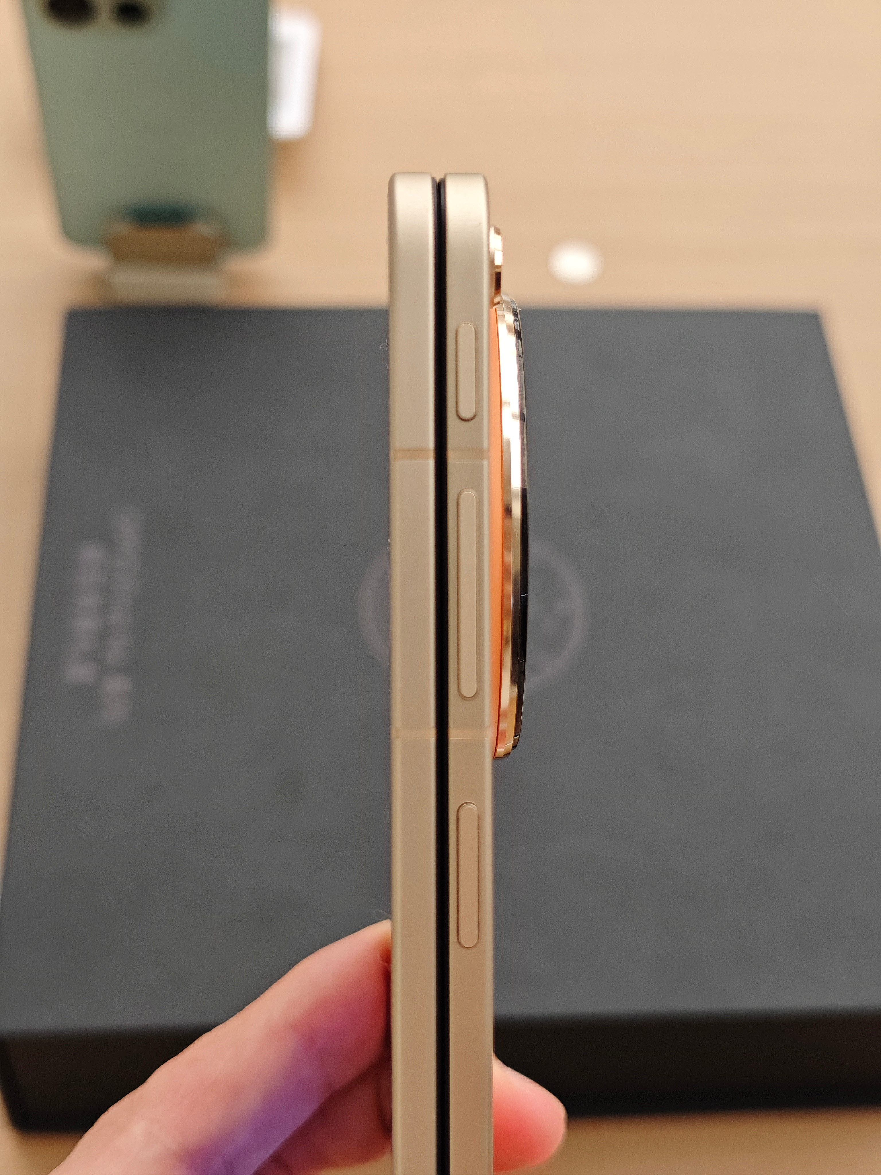 数码闲聊站OPPO线下门店体验OPPOFindN6!手感润，折痕确实控制的