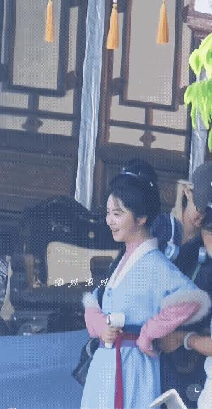 我们兰香见谁都是笑呵呵的，一脸的和善！发没发现，谭松韵脱了那件带毛的坎肩后，动